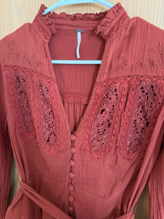 FREE PEOPLE EUC Sweet Memories Rust Crochet Lace Detail Blouse Women’s Size XS - Picture 2 of 10